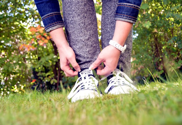 Outfit Jogginghose Jeansjacke Converse Schuhe