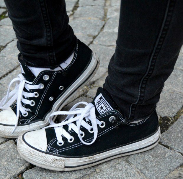 Outfit Lederjacke Pulli Chucks