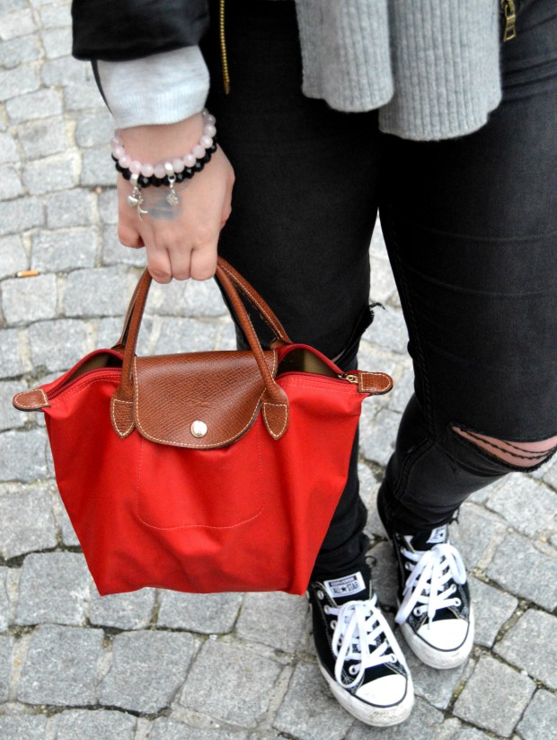 Outfit Lederjacke Pulli Chucks3