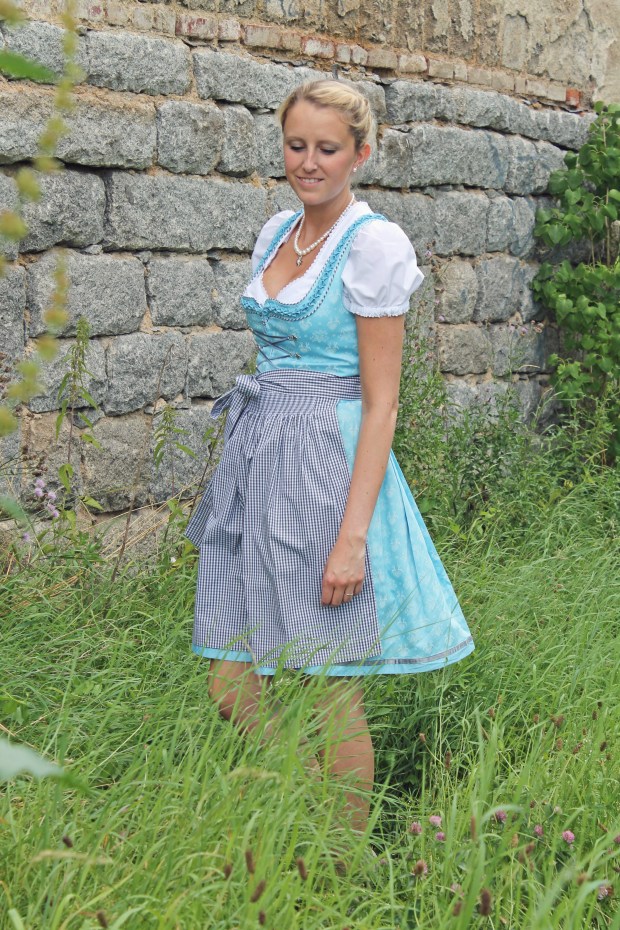dirndl-hellbau-grau-gross-04