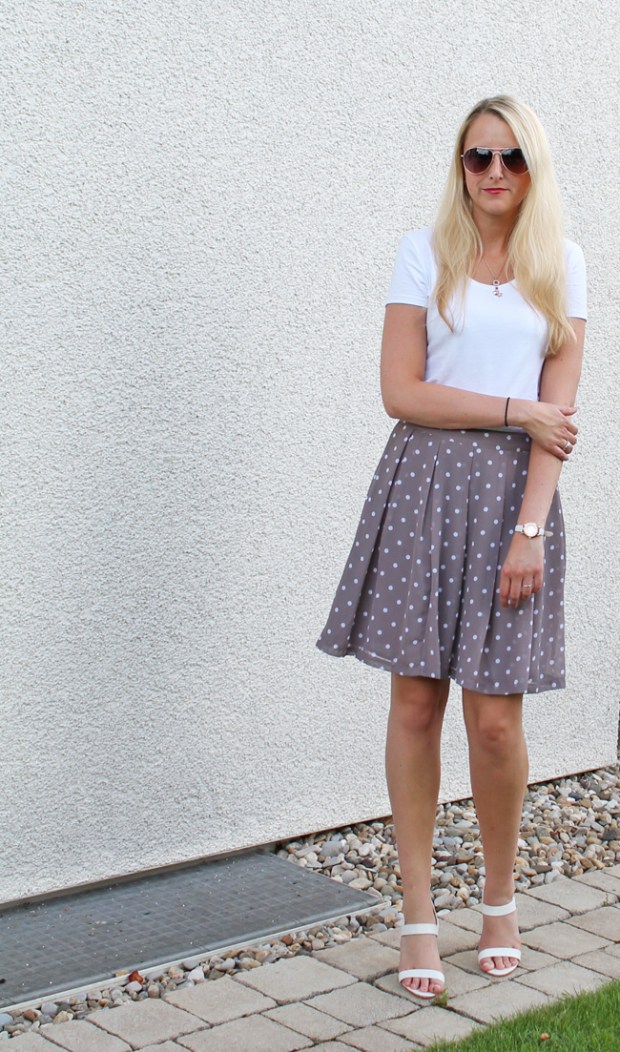 outfit-gepunkteter-midirock-mit-weissem-shirt-04